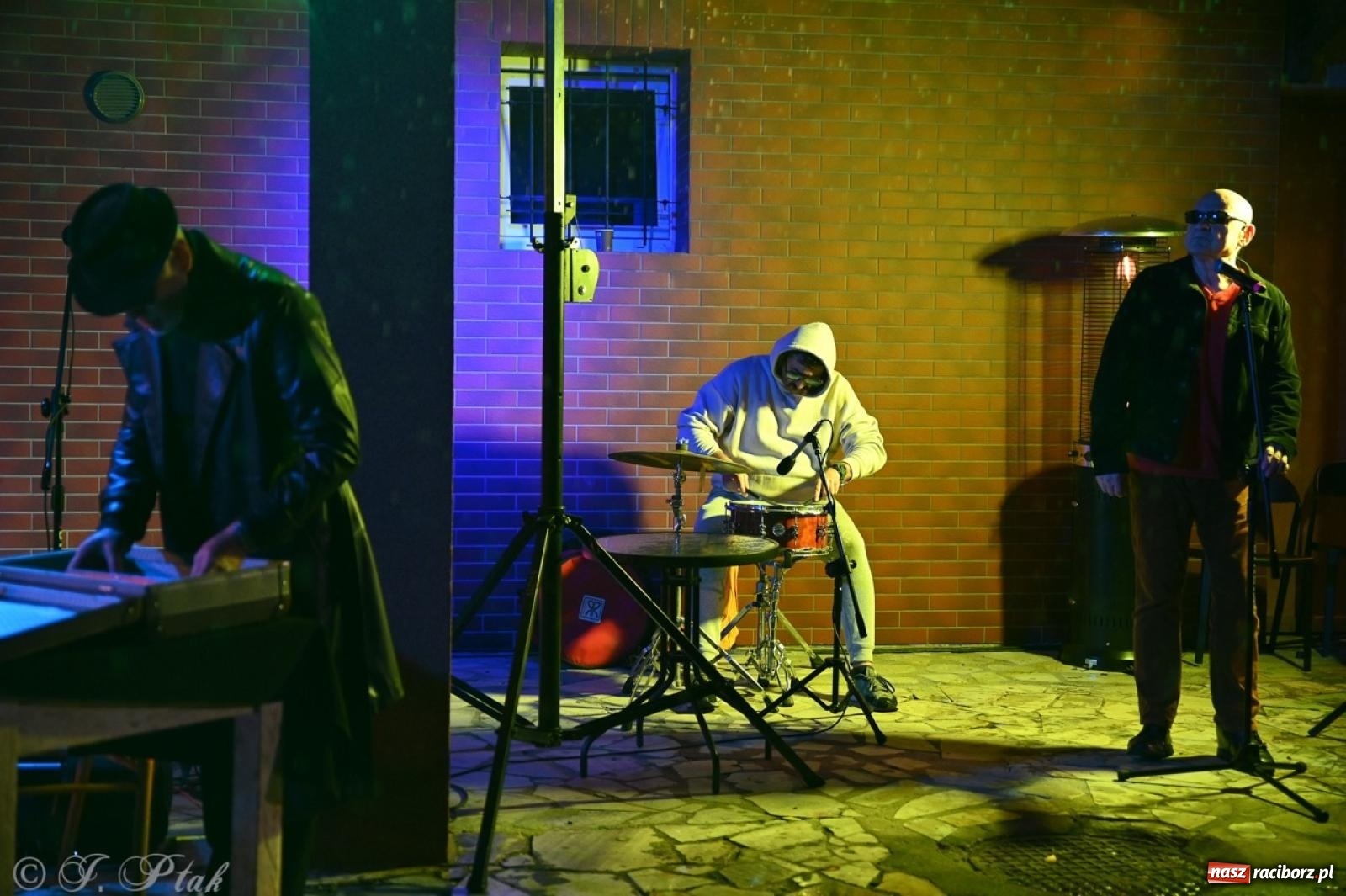 Zdjęcie w galerii na portalu naszraciborz.pl: Labirynt znów ożył. Spotkanie i dyskoteka w stylu lat 80-tych za nami [FOTO i WIDEO] wiadomości z regionu