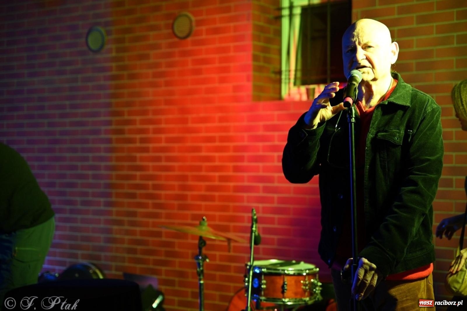 Zdjęcie w galerii na portalu naszraciborz.pl: Labirynt znów ożył. Spotkanie i dyskoteka w stylu lat 80-tych za nami [FOTO i WIDEO] wiadomości z regionu