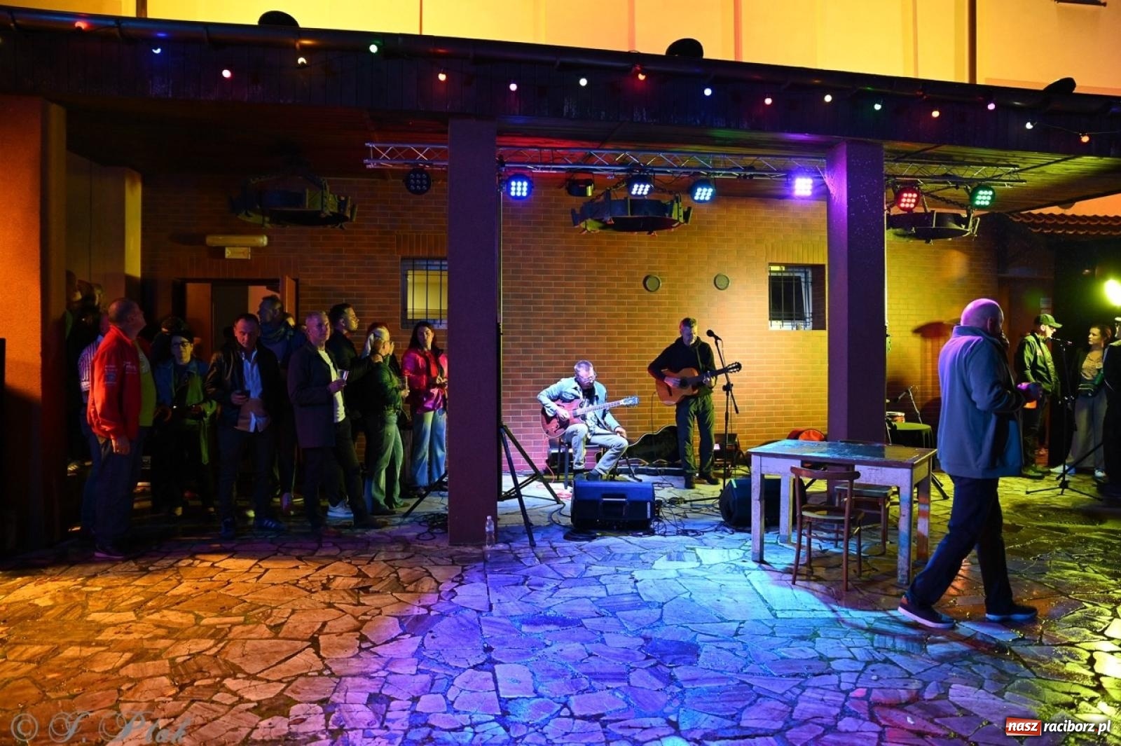 Zdjęcie w galerii na portalu naszraciborz.pl: Labirynt znów ożył. Spotkanie i dyskoteka w stylu lat 80-tych za nami [FOTO i WIDEO] wiadomości z regionu