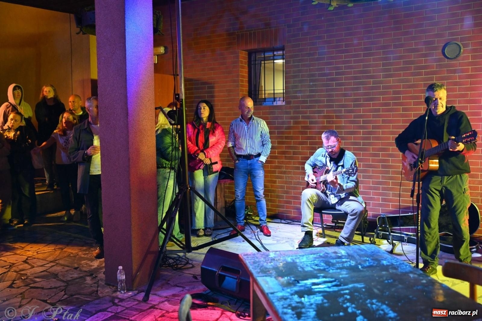 Zdjęcie w galerii na portalu naszraciborz.pl: Labirynt znów ożył. Spotkanie i dyskoteka w stylu lat 80-tych za nami [FOTO i WIDEO] wiadomości z regionu