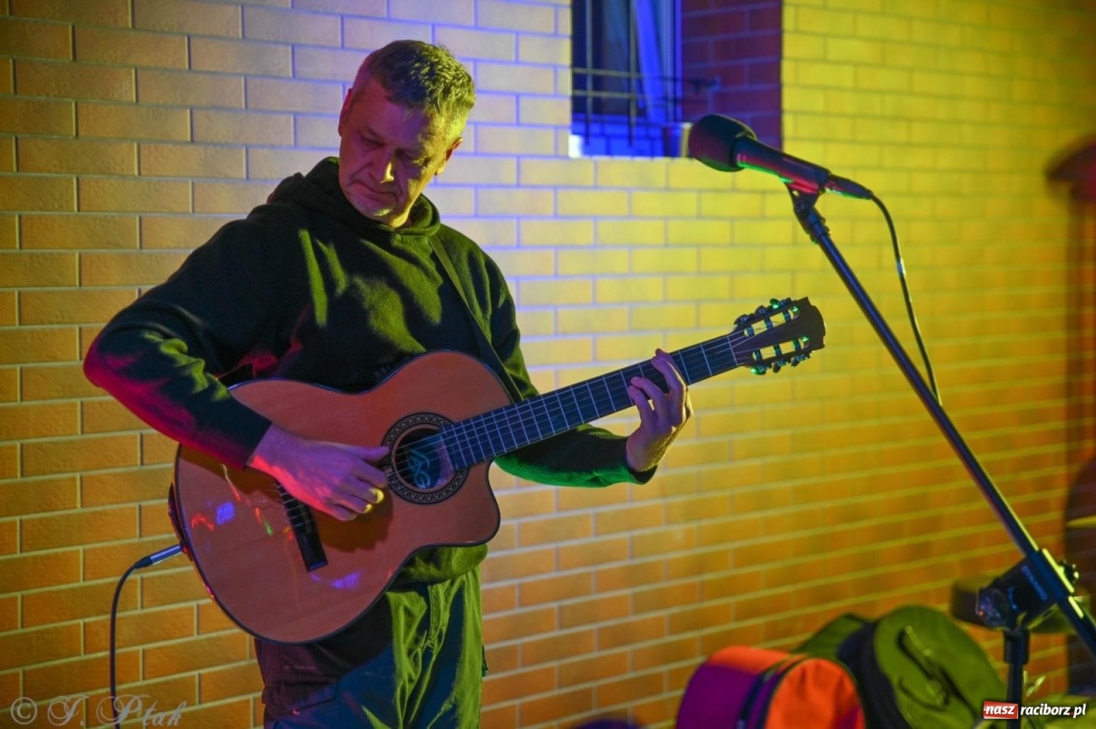 Zdjęcie w galerii na portalu naszraciborz.pl: Labirynt znów ożył. Spotkanie i dyskoteka w stylu lat 80-tych za nami [FOTO i WIDEO] wiadomości z regionu