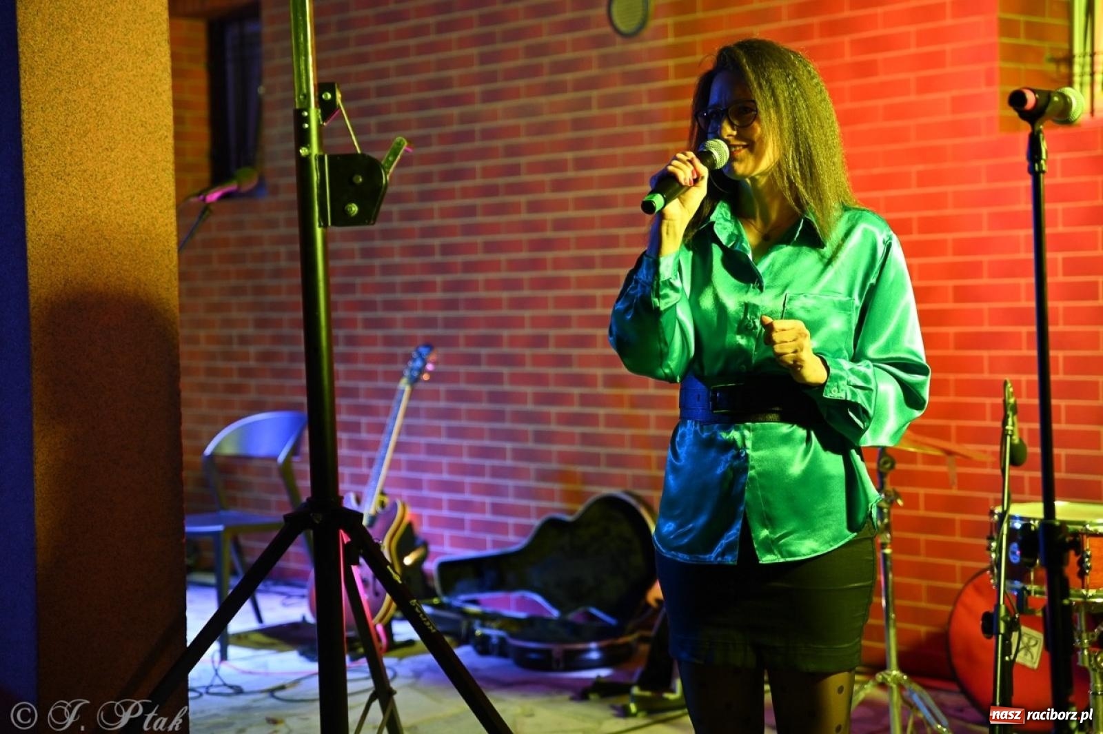 Zdjęcie w galerii na portalu naszraciborz.pl: Labirynt znów ożył. Spotkanie i dyskoteka w stylu lat 80-tych za nami [FOTO i WIDEO] wiadomości z regionu