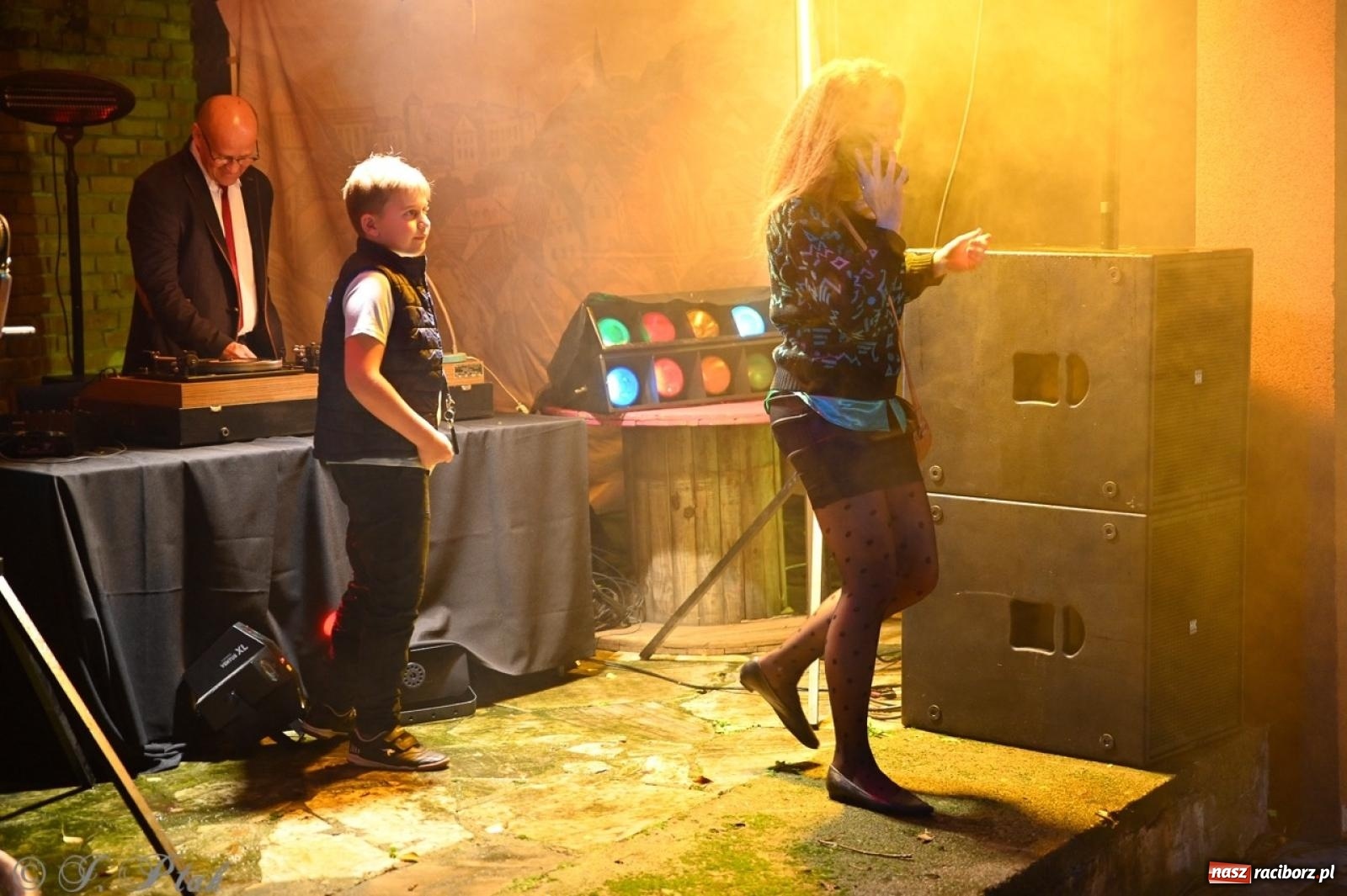 Zdjęcie w galerii na portalu naszraciborz.pl: Labirynt znów ożył. Spotkanie i dyskoteka w stylu lat 80-tych za nami [FOTO i WIDEO] wiadomości z regionu