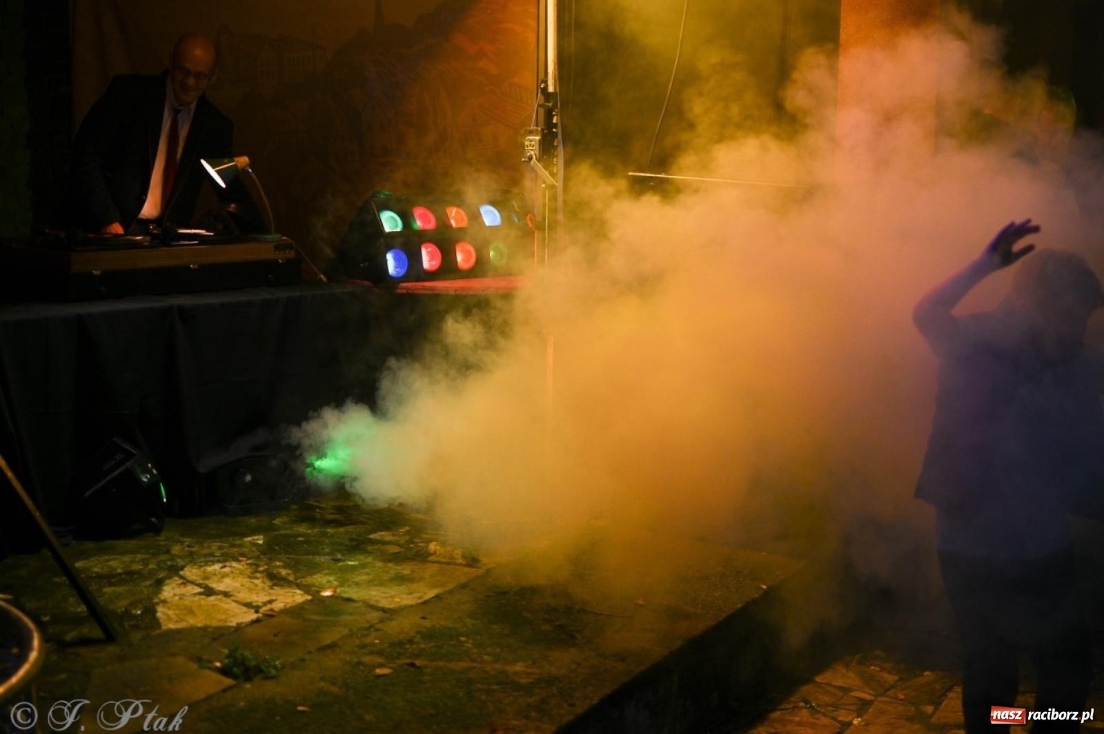 Zdjęcie w galerii na portalu naszraciborz.pl: Labirynt znów ożył. Spotkanie i dyskoteka w stylu lat 80-tych za nami [FOTO i WIDEO] wiadomości z regionu