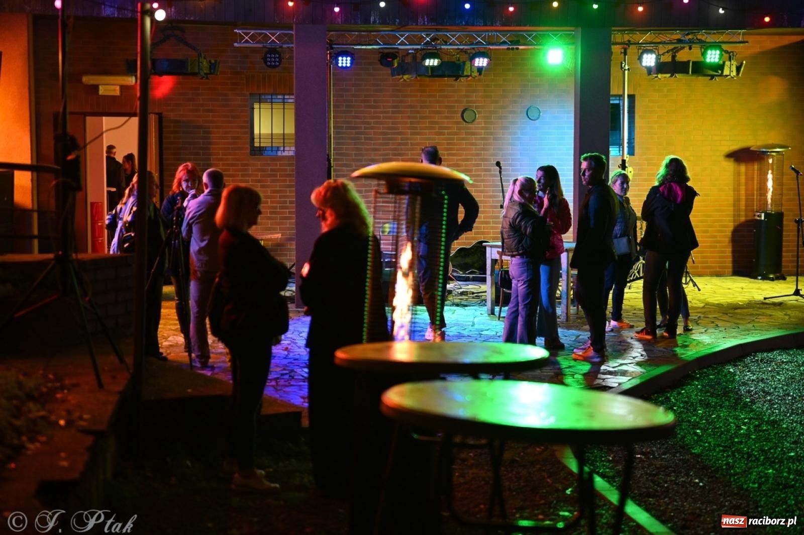 Zdjęcie w galerii na portalu naszraciborz.pl: Labirynt znów ożył. Spotkanie i dyskoteka w stylu lat 80-tych za nami [FOTO i WIDEO] wiadomości z regionu