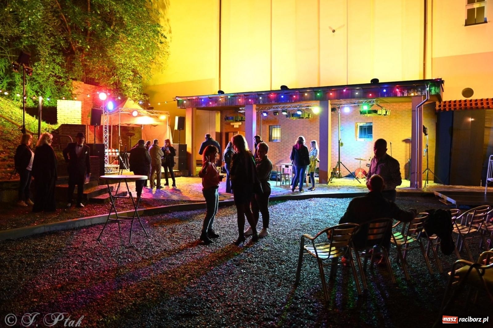 Zdjęcie w galerii na portalu naszraciborz.pl: Labirynt znów ożył. Spotkanie i dyskoteka w stylu lat 80-tych za nami [FOTO i WIDEO] wiadomości z regionu