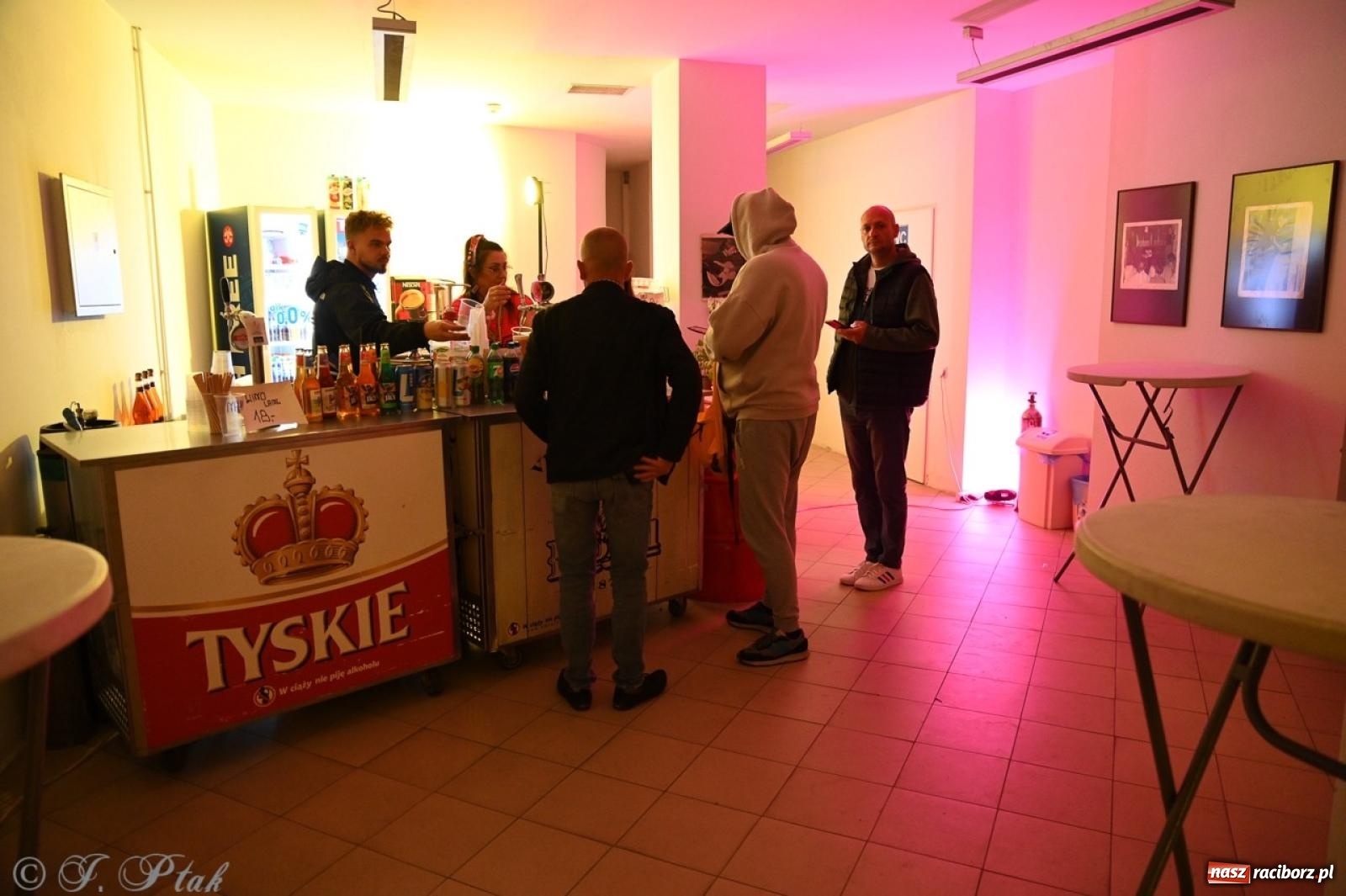 Zdjęcie w galerii na portalu naszraciborz.pl: Labirynt znów ożył. Spotkanie i dyskoteka w stylu lat 80-tych za nami [FOTO i WIDEO] wiadomości z regionu