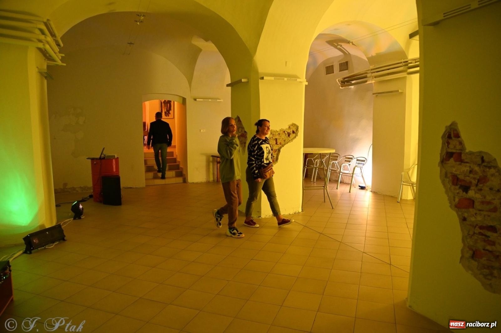 Zdjęcie w galerii na portalu naszraciborz.pl: Labirynt znów ożył. Spotkanie i dyskoteka w stylu lat 80-tych za nami [FOTO i WIDEO] wiadomości z regionu