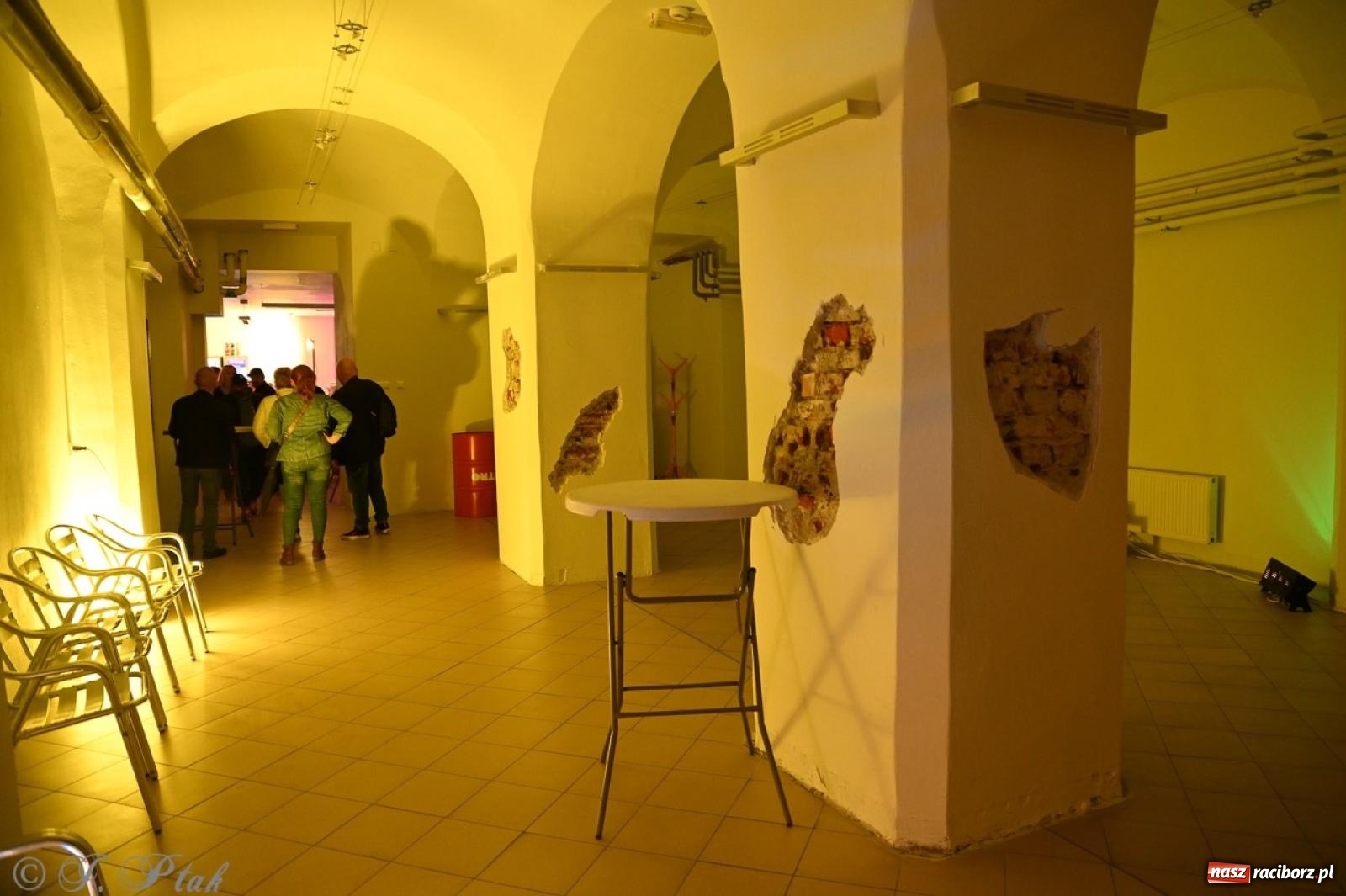 Zdjęcie w galerii na portalu naszraciborz.pl: Labirynt znów ożył. Spotkanie i dyskoteka w stylu lat 80-tych za nami [FOTO i WIDEO] wiadomości z regionu