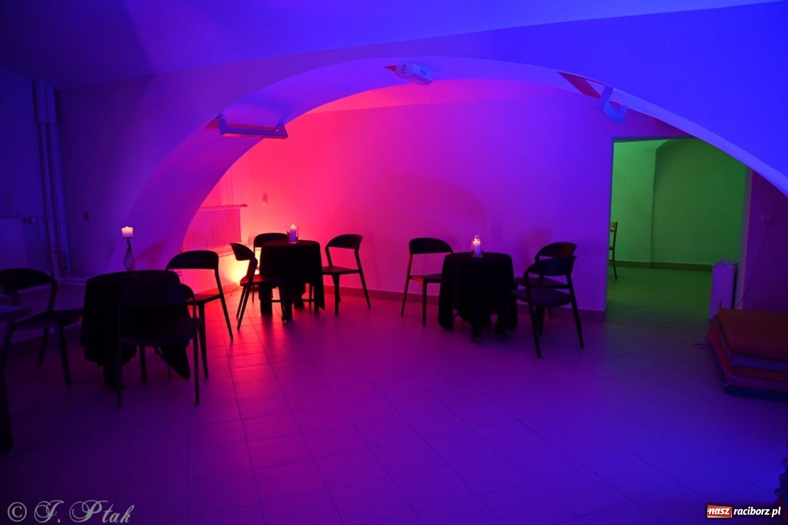 Zdjęcie w galerii na portalu naszraciborz.pl: Labirynt znów ożył. Spotkanie i dyskoteka w stylu lat 80-tych za nami [FOTO i WIDEO] wiadomości z regionu