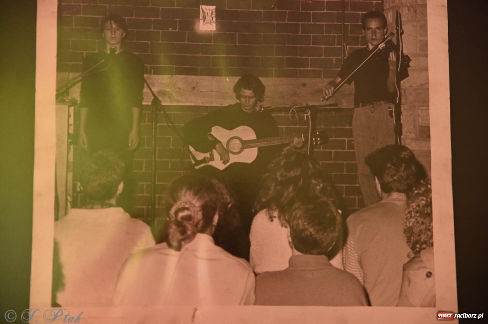 Zdjęcie w galerii na portalu naszraciborz.pl: Labirynt znów ożył. Spotkanie i dyskoteka w stylu lat 80-tych za nami [FOTO i WIDEO] wiadomości z regionu
