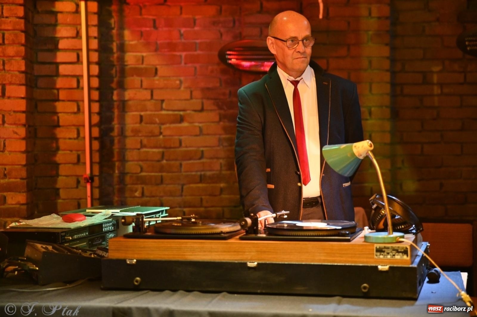 Zdjęcie w galerii na portalu naszraciborz.pl: Labirynt znów ożył. Spotkanie i dyskoteka w stylu lat 80-tych za nami [FOTO i WIDEO] wiadomości z regionu