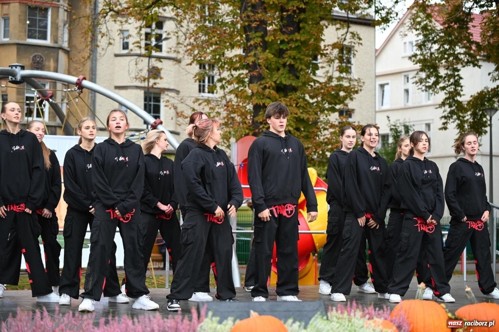 Zdjęcie w galerii na portalu naszraciborz.pl: Święto Dyni w Ogródku Jordanowskim: celebracja jesieni pełna barw i zabawy wiadomości z regionu