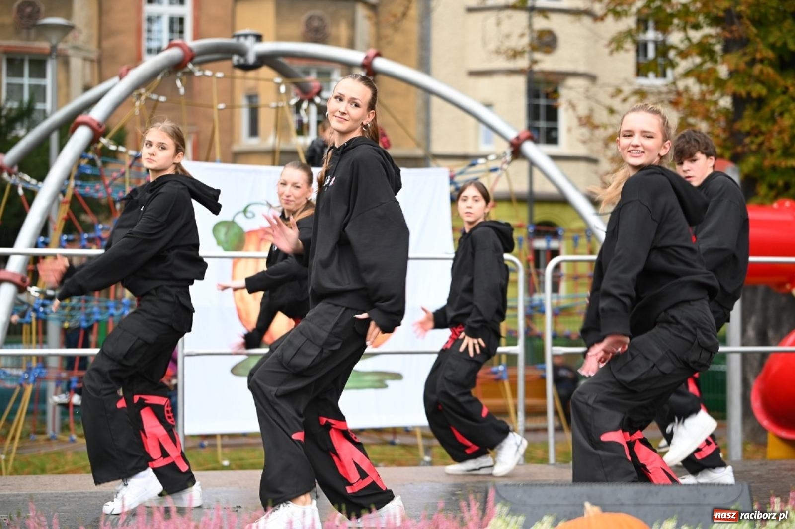 Zdjęcie w galerii na portalu naszraciborz.pl: Święto Dyni w Ogródku Jordanowskim: celebracja jesieni pełna barw i zabawy wiadomości z regionu