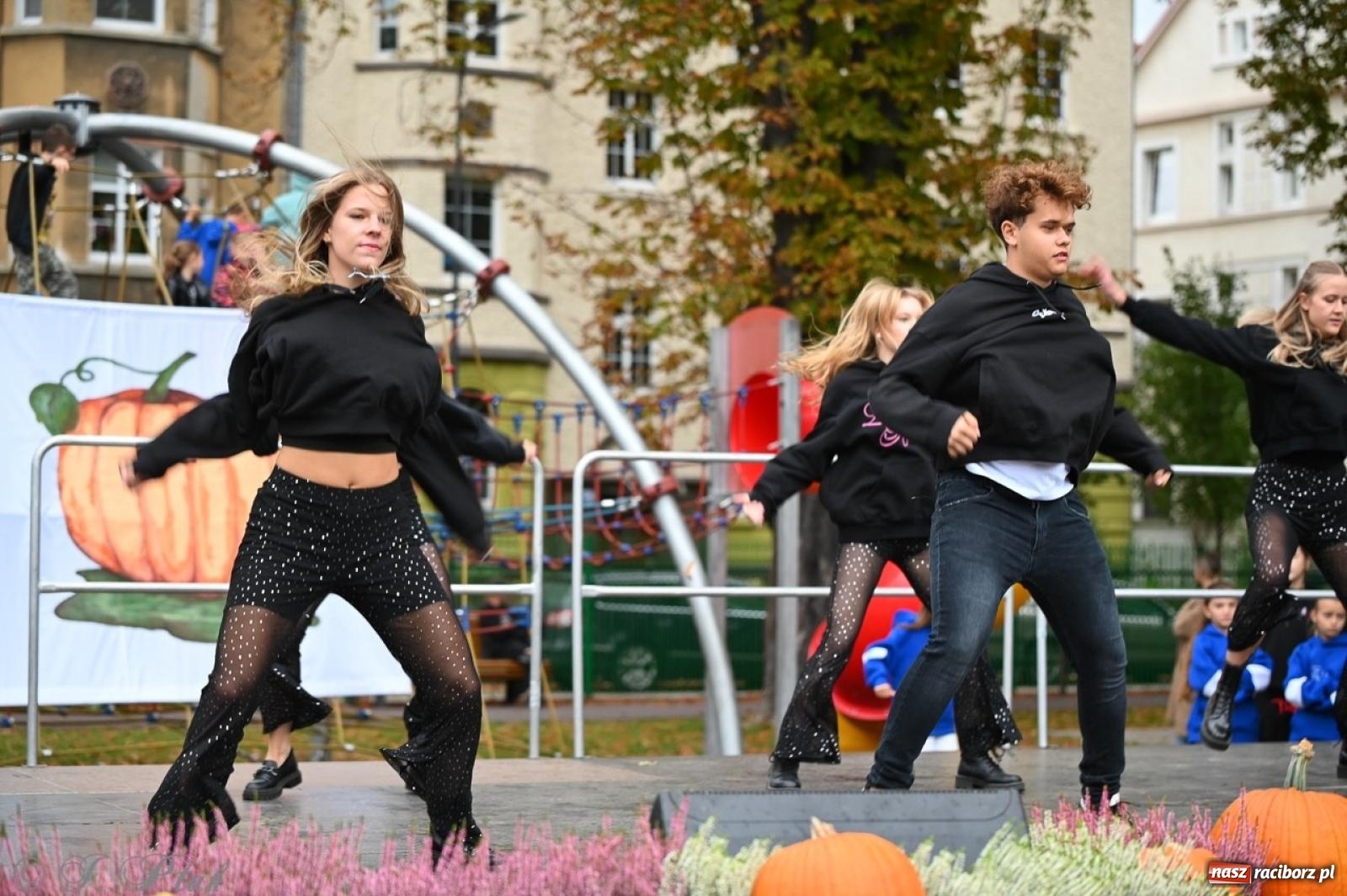 Zdjęcie w galerii na portalu naszraciborz.pl: Święto Dyni w Ogródku Jordanowskim: celebracja jesieni pełna barw i zabawy wiadomości z regionu