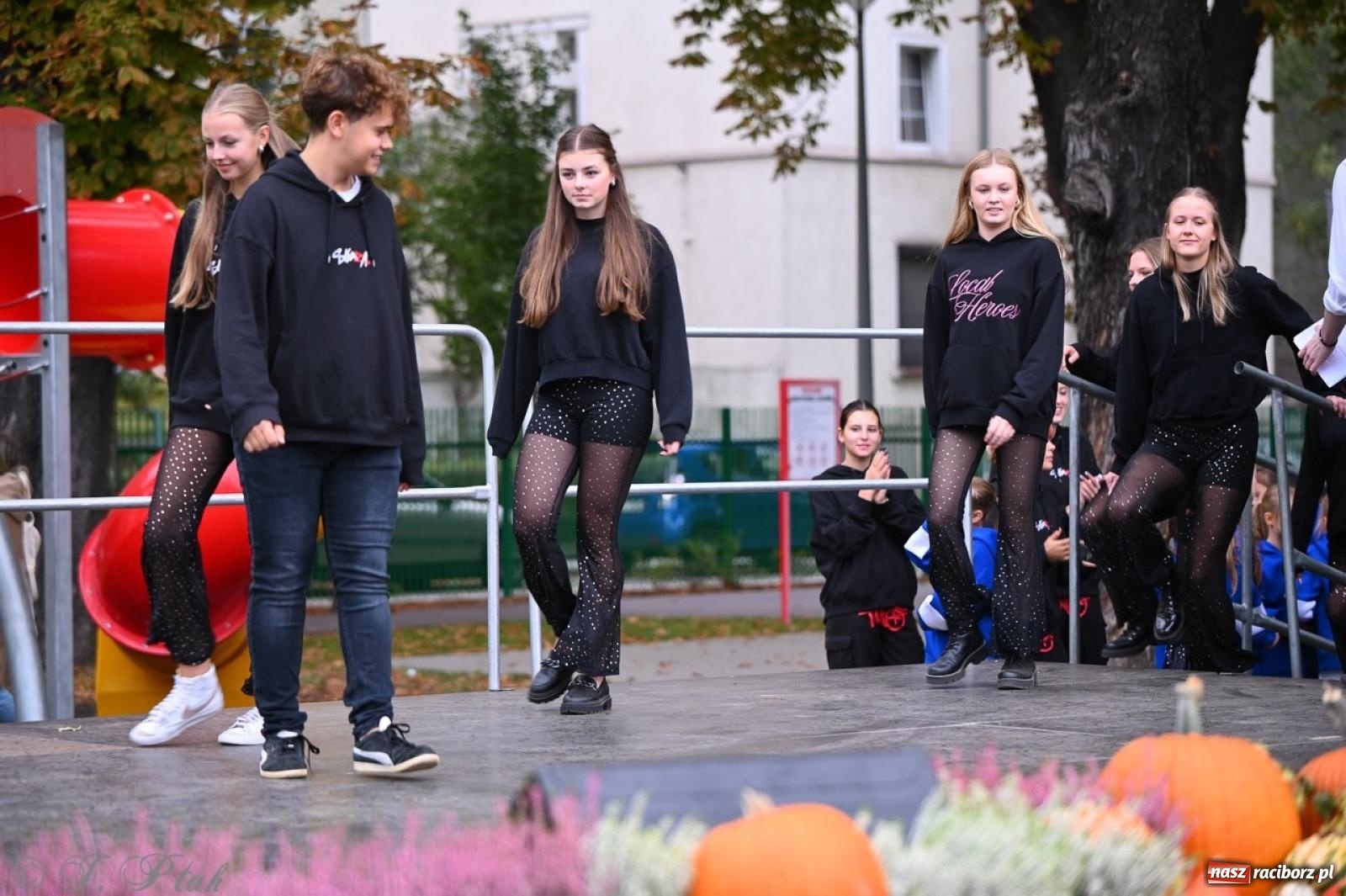Zdjęcie w galerii na portalu naszraciborz.pl: Święto Dyni w Ogródku Jordanowskim: celebracja jesieni pełna barw i zabawy wiadomości z regionu