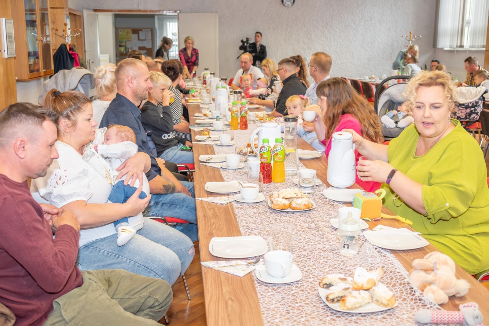 Zdjęcie w galerii na portalu naszraciborz.pl: Nowi mieszkańcy gminy Krzyżanowice oficjalnie powitani wiadomości z regionu