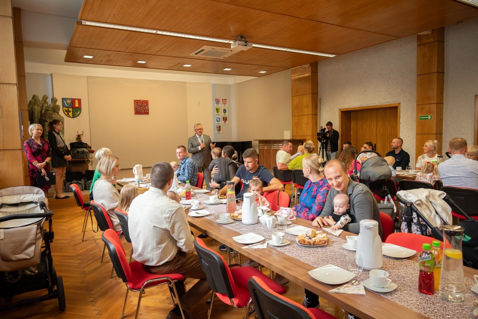Zdjęcie w galerii na portalu naszraciborz.pl: Nowi mieszkańcy gminy Krzyżanowice oficjalnie powitani wiadomości z regionu
