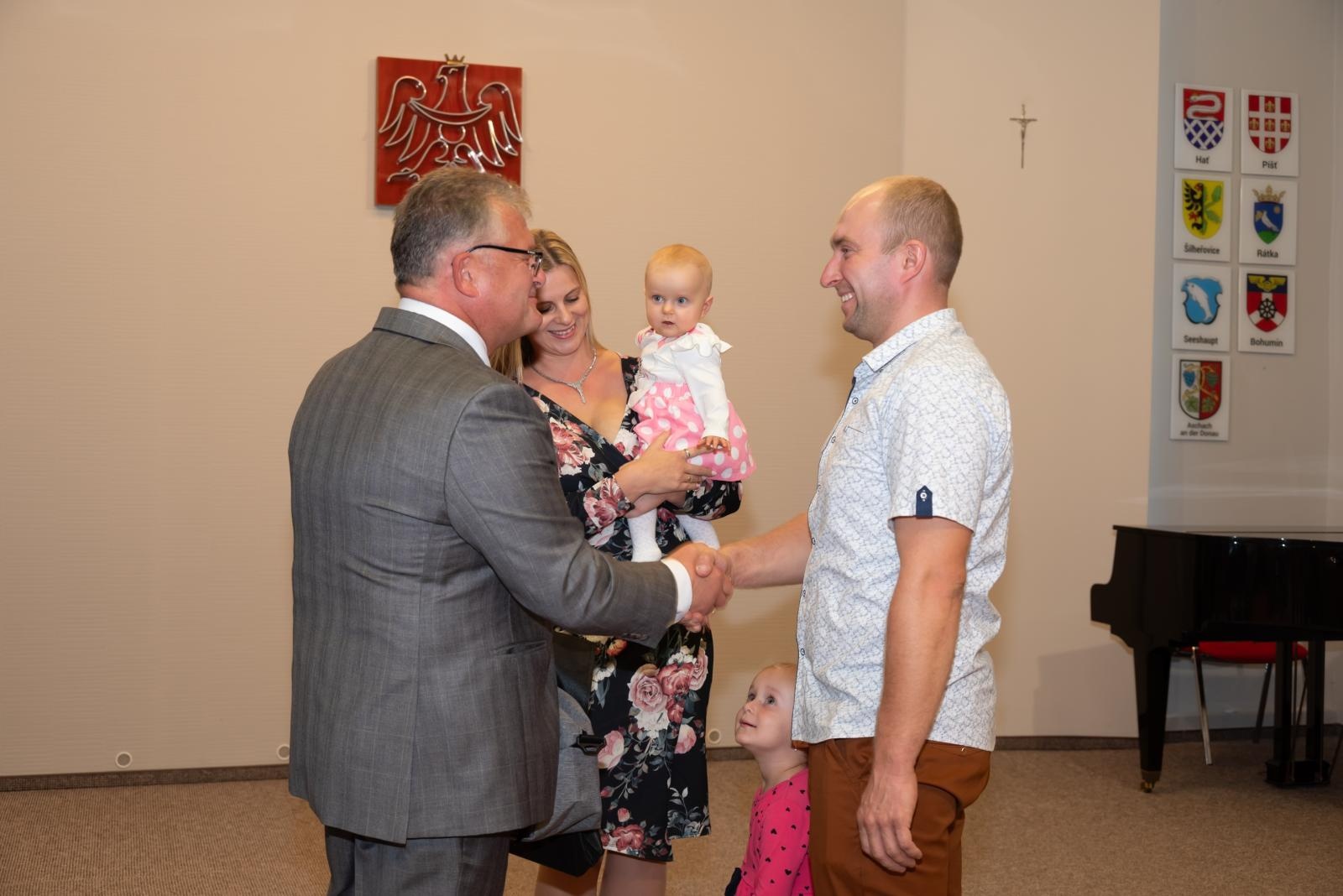 Zdjęcie w galerii na portalu naszraciborz.pl: Nowi mieszkańcy gminy Krzyżanowice oficjalnie powitani wiadomości z regionu