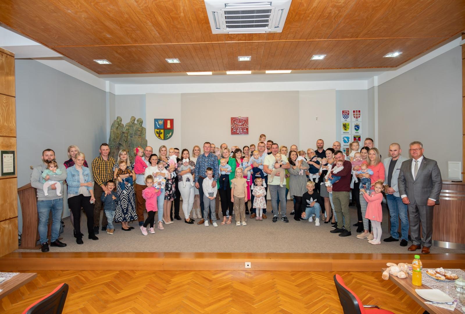 Zdjęcie w galerii na portalu naszraciborz.pl: Nowi mieszkańcy gminy Krzyżanowice oficjalnie powitani wiadomości z regionu