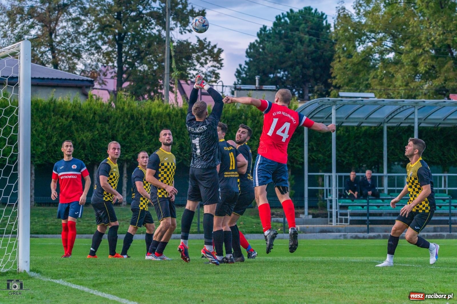 Zdjęcie w galerii na portalu naszraciborz.pl: A klasa. Osiem goli i niespodzianka. Chałupki pokonały wicelidera [FOTO] wiadomości z regionu