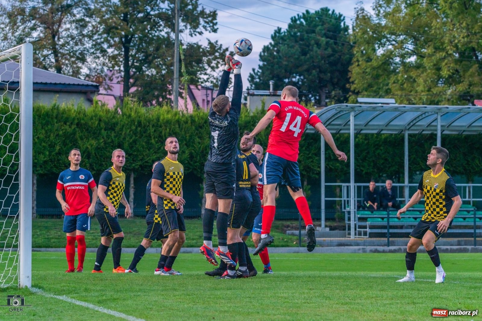 Zdjęcie w galerii na portalu naszraciborz.pl: A klasa. Osiem goli i niespodzianka. Chałupki pokonały wicelidera [FOTO] wiadomości z regionu