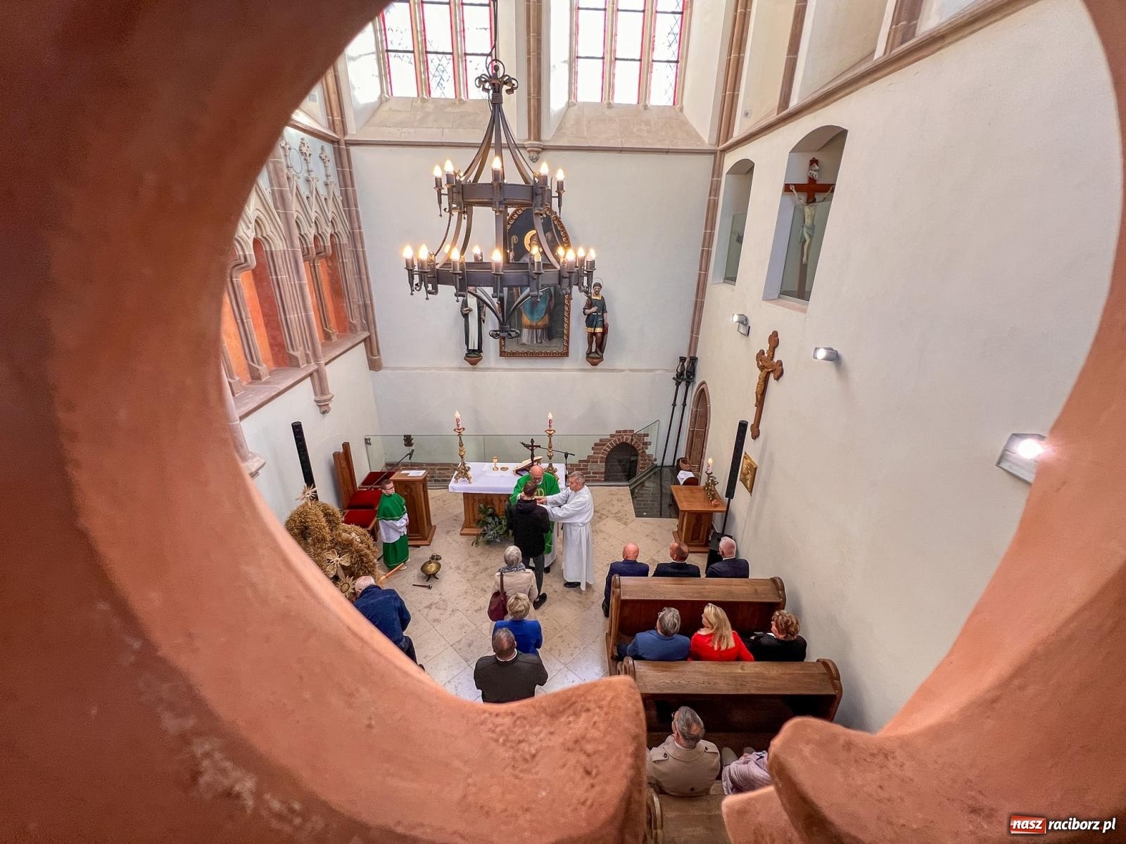 Zdjęcie w galerii na portalu naszraciborz.pl: Msza dożynkowa na raciborskim zamku z najładniejszą koroną żniwną w powiecie wiadomości z regionu