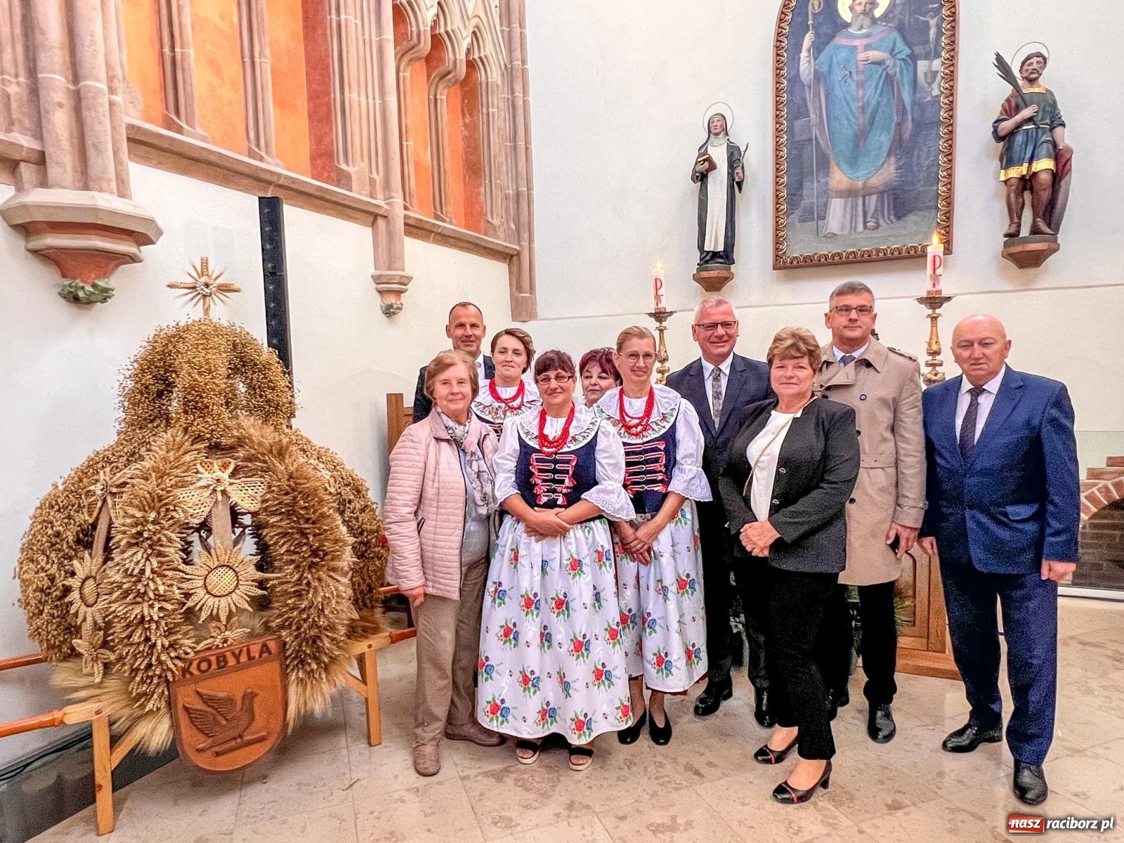 Zdjęcie w galerii na portalu naszraciborz.pl: Msza dożynkowa na raciborskim zamku z najładniejszą koroną żniwną w powiecie wiadomości z regionu