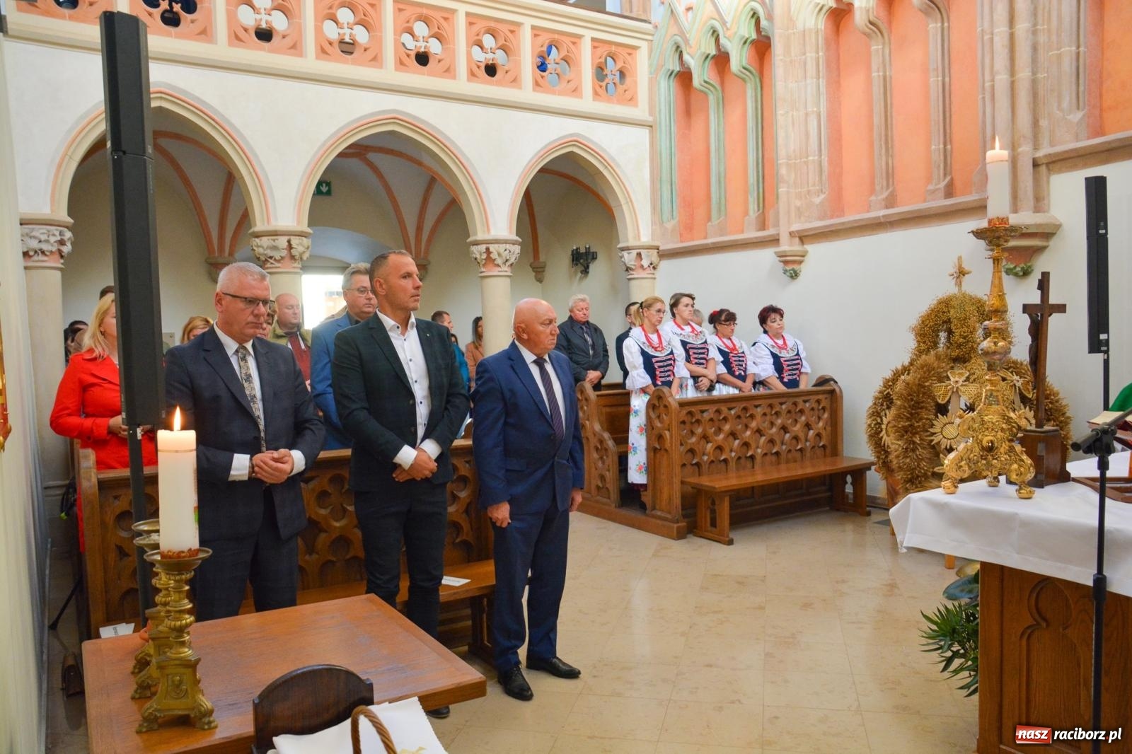 Zdjęcie w galerii na portalu naszraciborz.pl: Msza dożynkowa na raciborskim zamku z najładniejszą koroną żniwną w powiecie wiadomości z regionu
