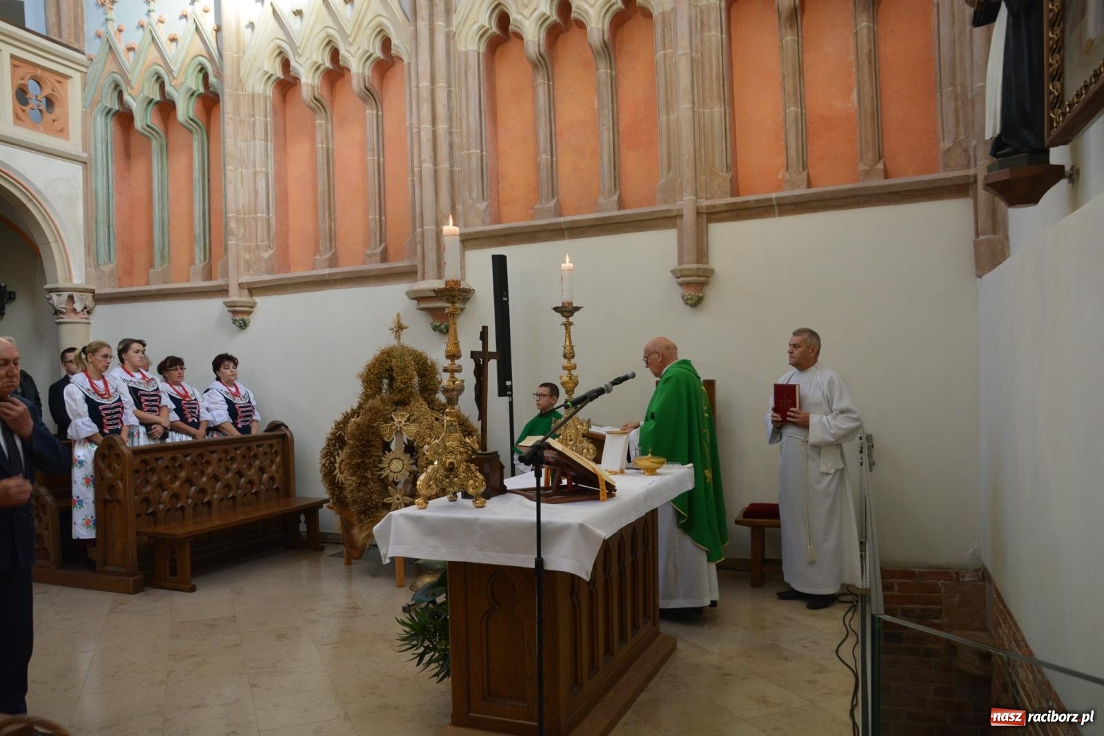 Zdjęcie w galerii na portalu naszraciborz.pl: Msza dożynkowa na raciborskim zamku z najładniejszą koroną żniwną w powiecie wiadomości z regionu