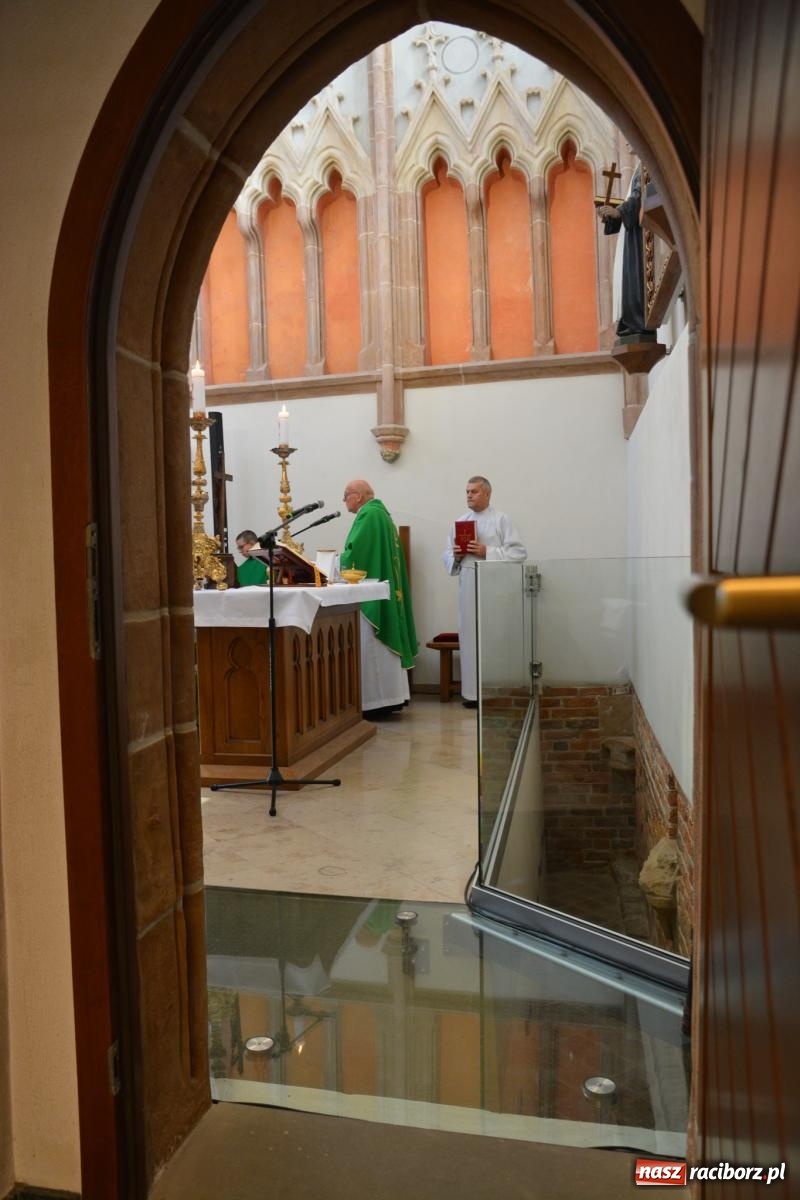 Zdjęcie w galerii na portalu naszraciborz.pl: Msza dożynkowa na raciborskim zamku z najładniejszą koroną żniwną w powiecie wiadomości z regionu