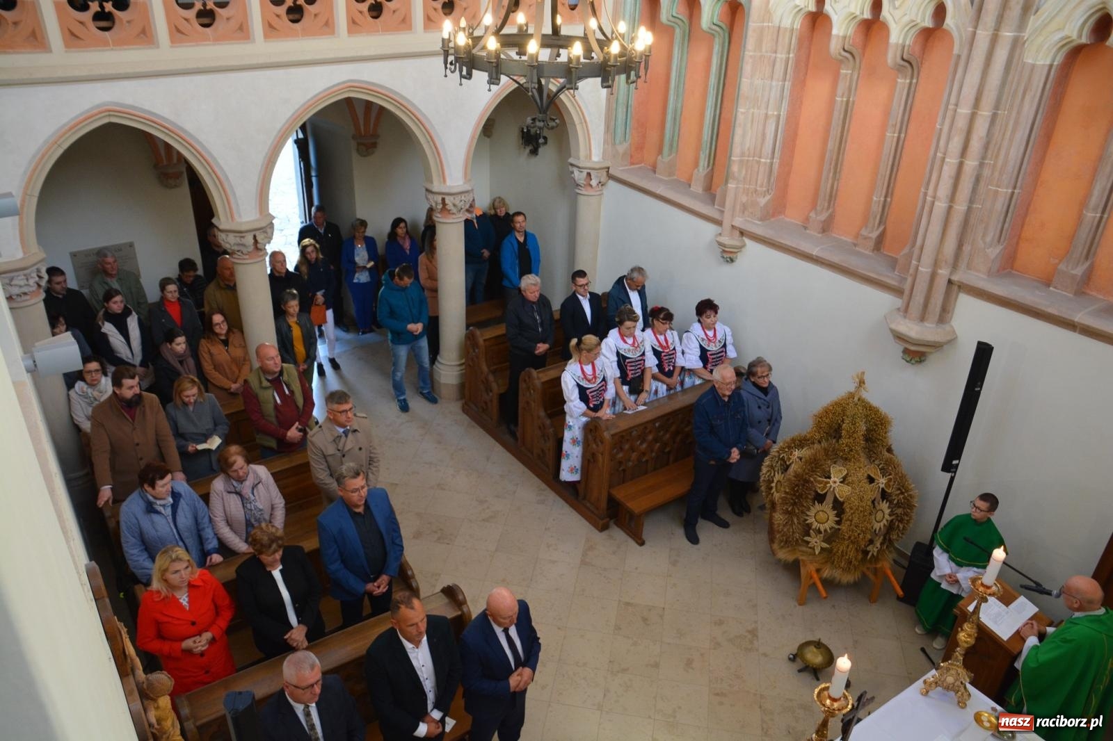 Zdjęcie w galerii na portalu naszraciborz.pl: Msza dożynkowa na raciborskim zamku z najładniejszą koroną żniwną w powiecie wiadomości z regionu