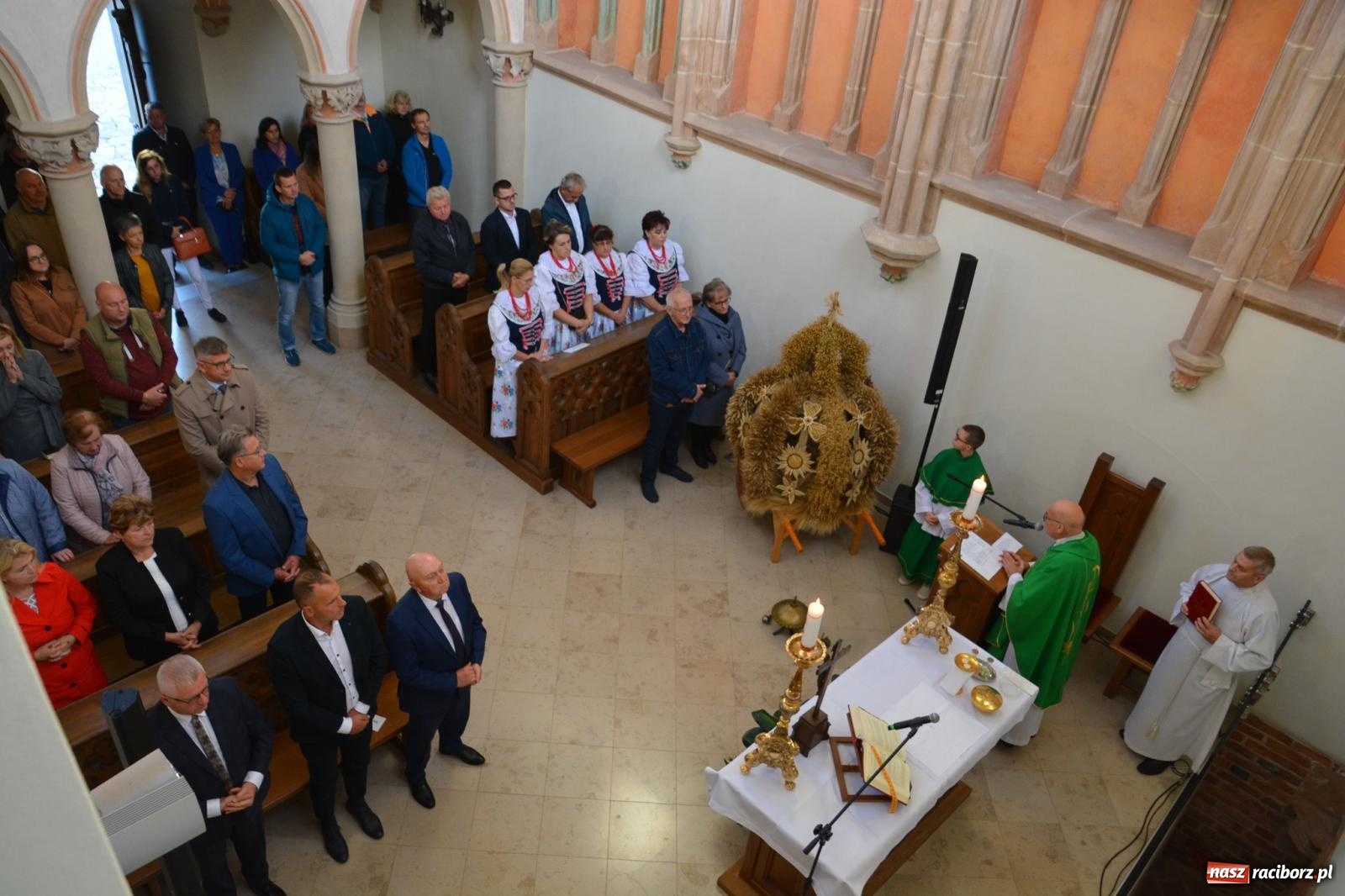 Zdjęcie w galerii na portalu naszraciborz.pl: Msza dożynkowa na raciborskim zamku z najładniejszą koroną żniwną w powiecie wiadomości z regionu