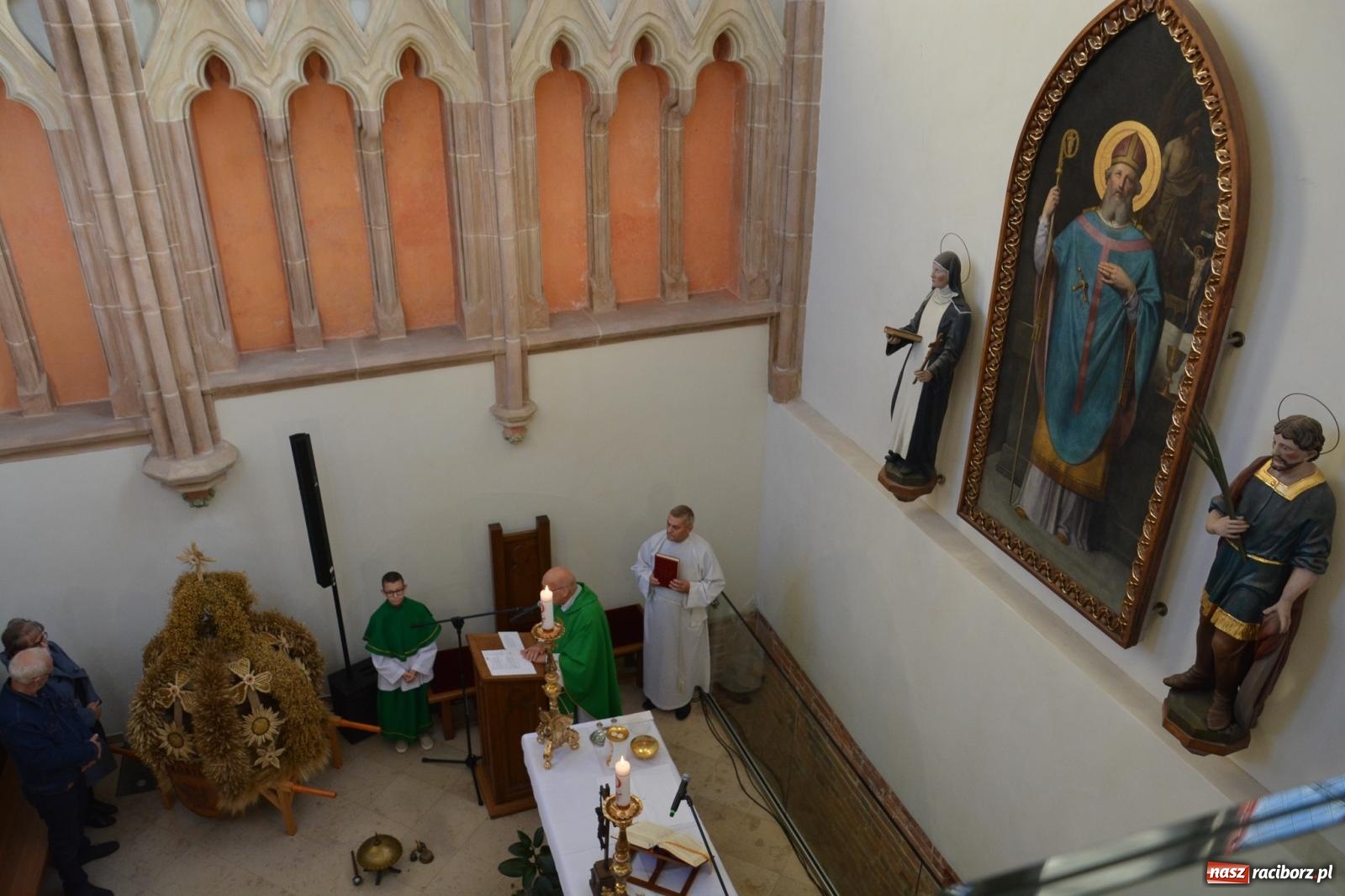 Zdjęcie w galerii na portalu naszraciborz.pl: Msza dożynkowa na raciborskim zamku z najładniejszą koroną żniwną w powiecie wiadomości z regionu