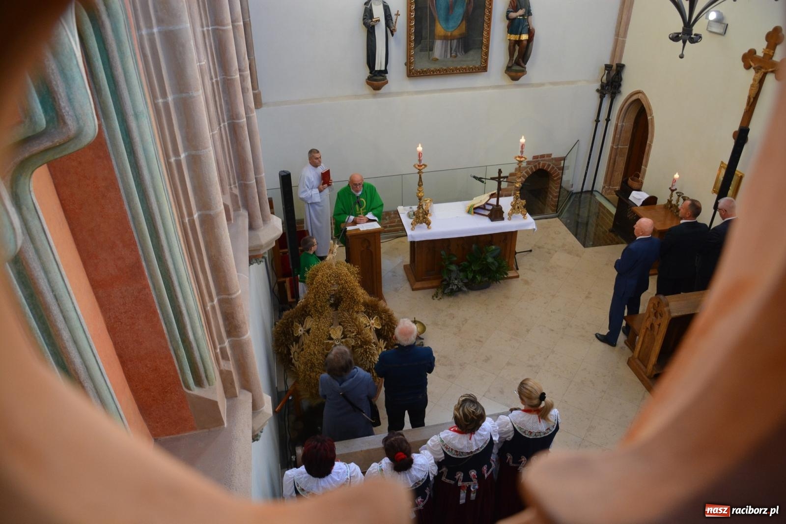 Zdjęcie w galerii na portalu naszraciborz.pl: Msza dożynkowa na raciborskim zamku z najładniejszą koroną żniwną w powiecie wiadomości z regionu
