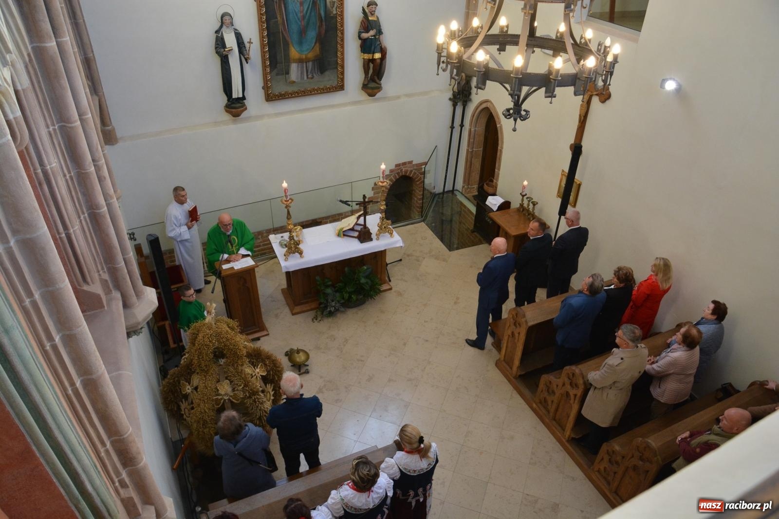 Zdjęcie w galerii na portalu naszraciborz.pl: Msza dożynkowa na raciborskim zamku z najładniejszą koroną żniwną w powiecie wiadomości z regionu