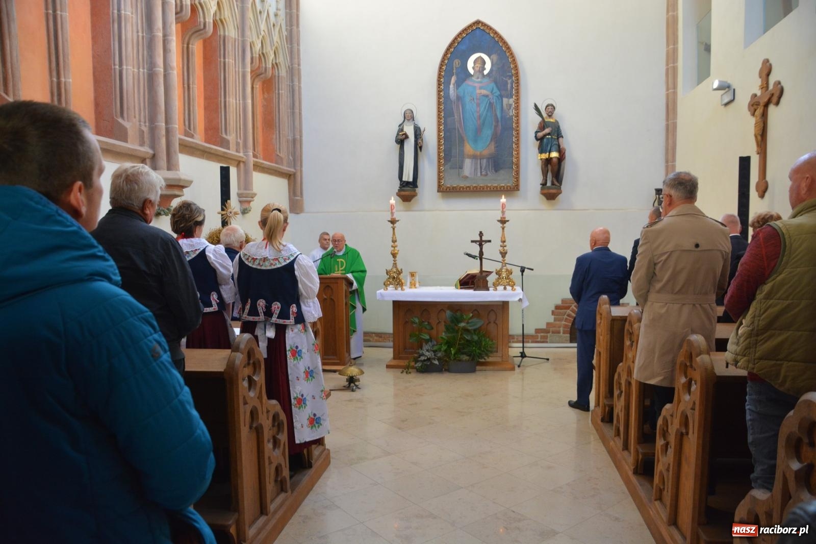 Zdjęcie w galerii na portalu naszraciborz.pl: Msza dożynkowa na raciborskim zamku z najładniejszą koroną żniwną w powiecie wiadomości z regionu