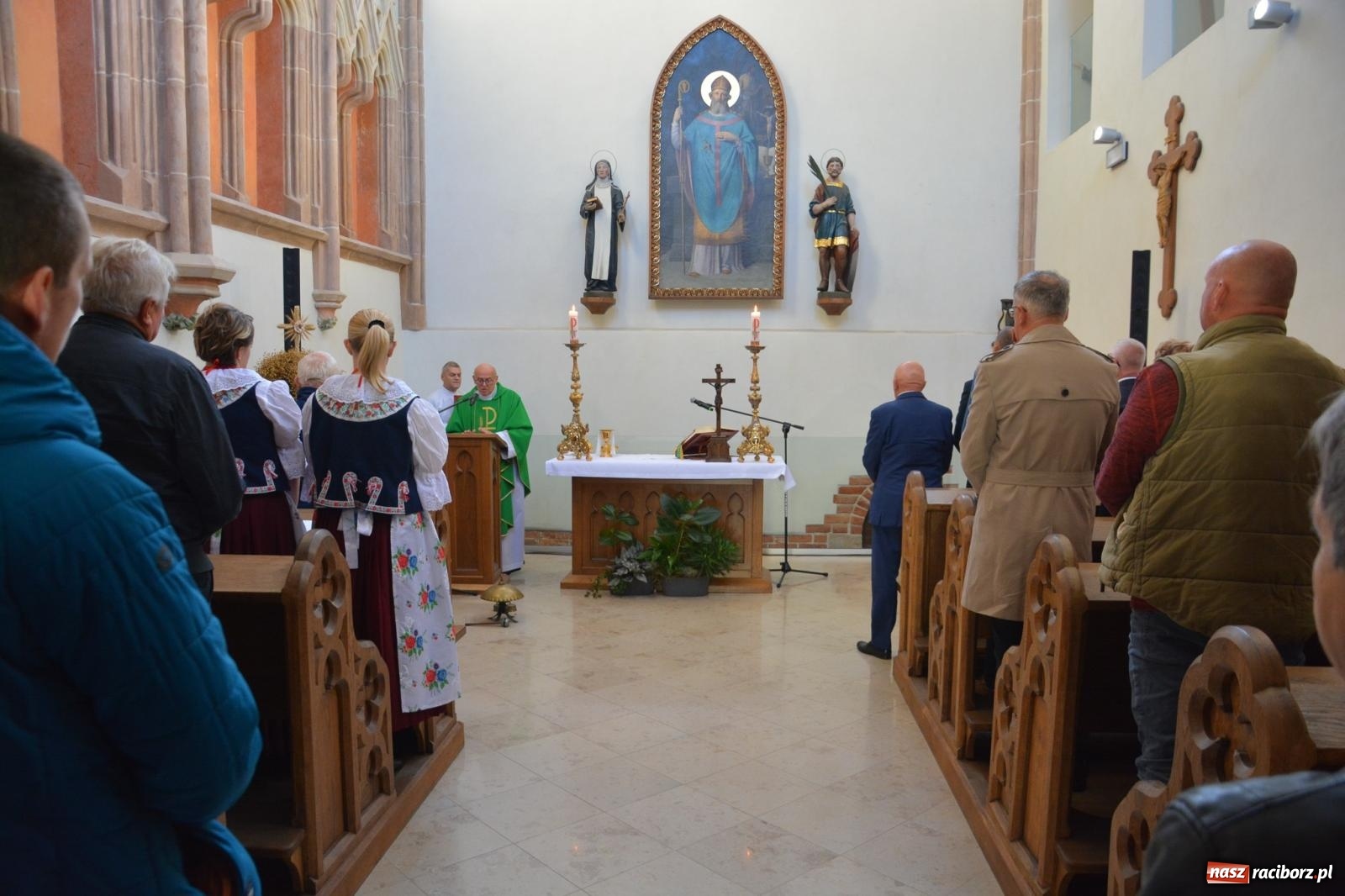 Zdjęcie w galerii na portalu naszraciborz.pl: Msza dożynkowa na raciborskim zamku z najładniejszą koroną żniwną w powiecie wiadomości z regionu