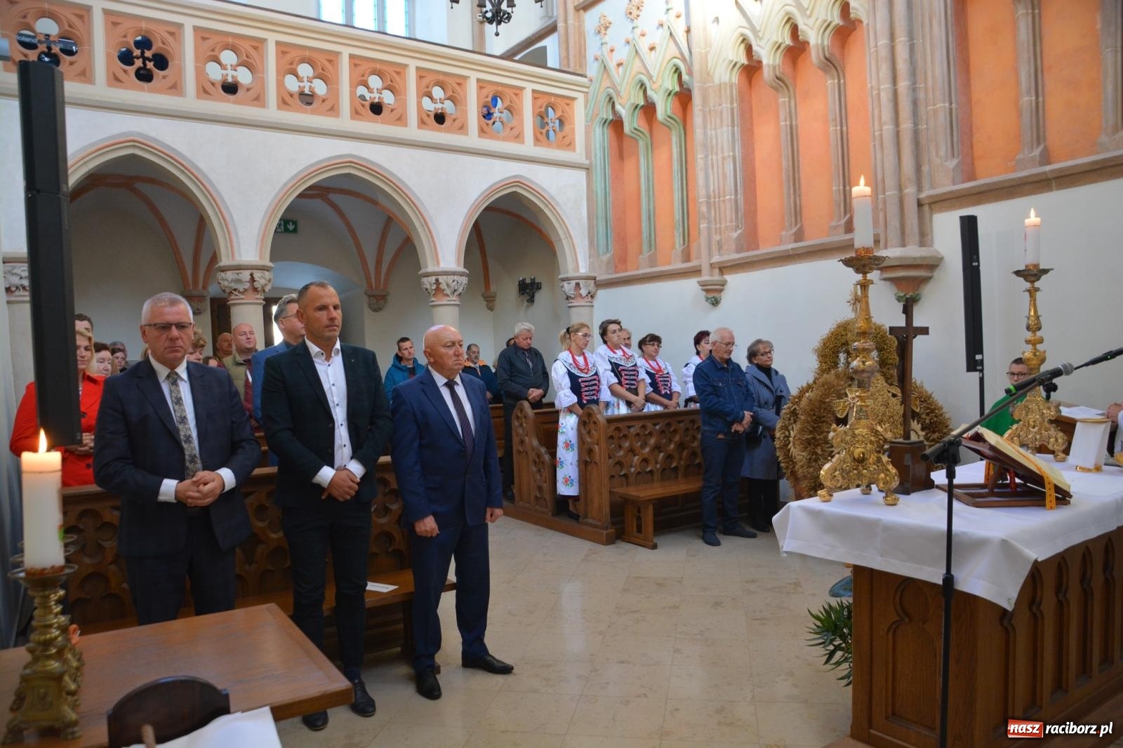Zdjęcie w galerii na portalu naszraciborz.pl: Msza dożynkowa na raciborskim zamku z najładniejszą koroną żniwną w powiecie wiadomości z regionu