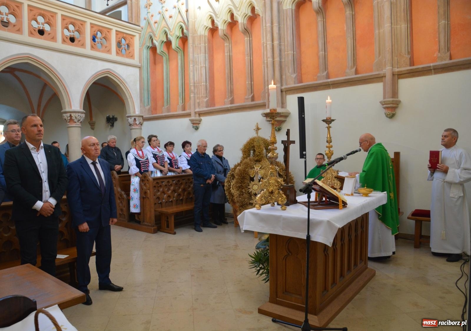 Zdjęcie w galerii na portalu naszraciborz.pl: Msza dożynkowa na raciborskim zamku z najładniejszą koroną żniwną w powiecie wiadomości z regionu