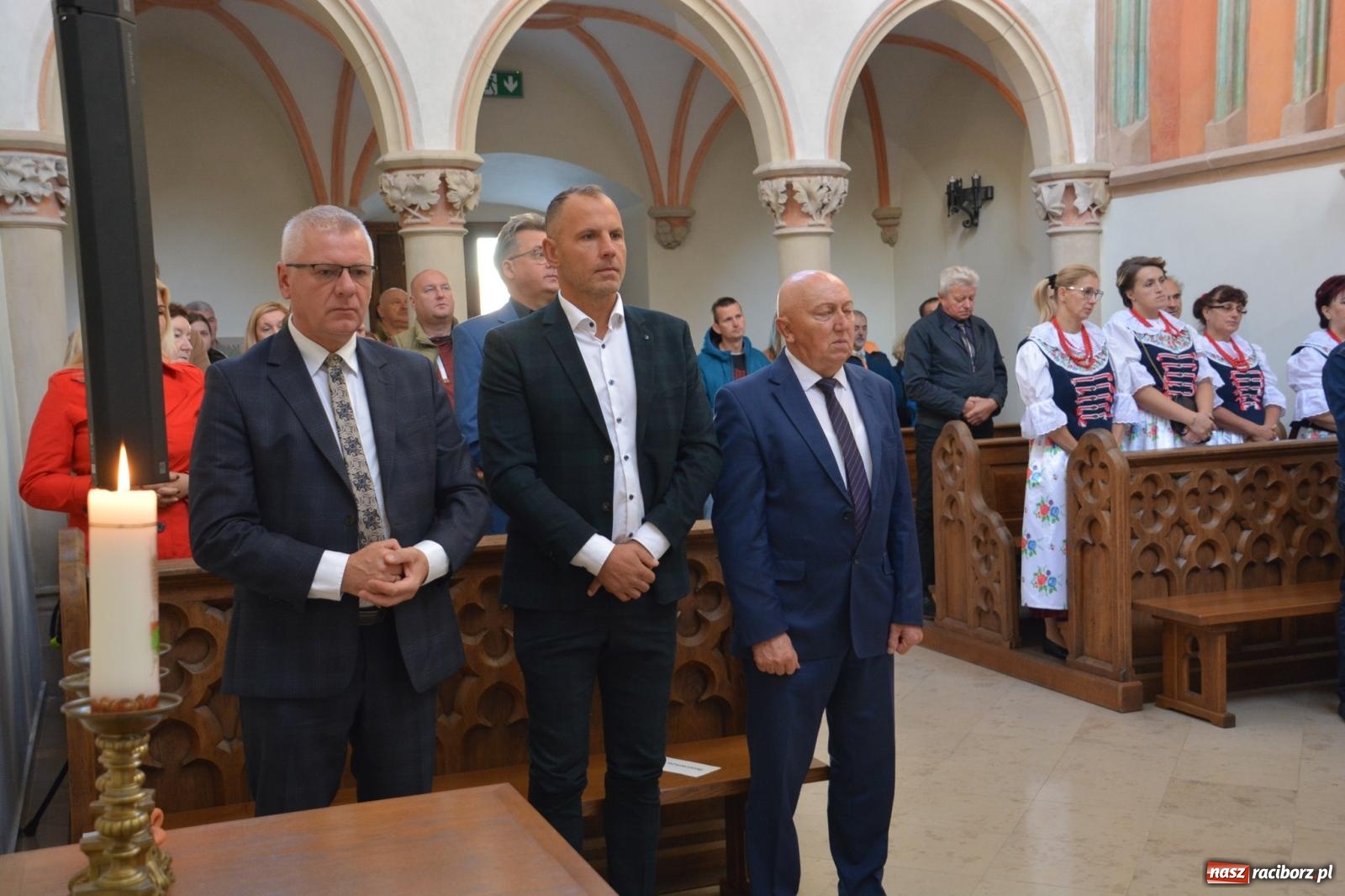 Zdjęcie w galerii na portalu naszraciborz.pl: Msza dożynkowa na raciborskim zamku z najładniejszą koroną żniwną w powiecie wiadomości z regionu