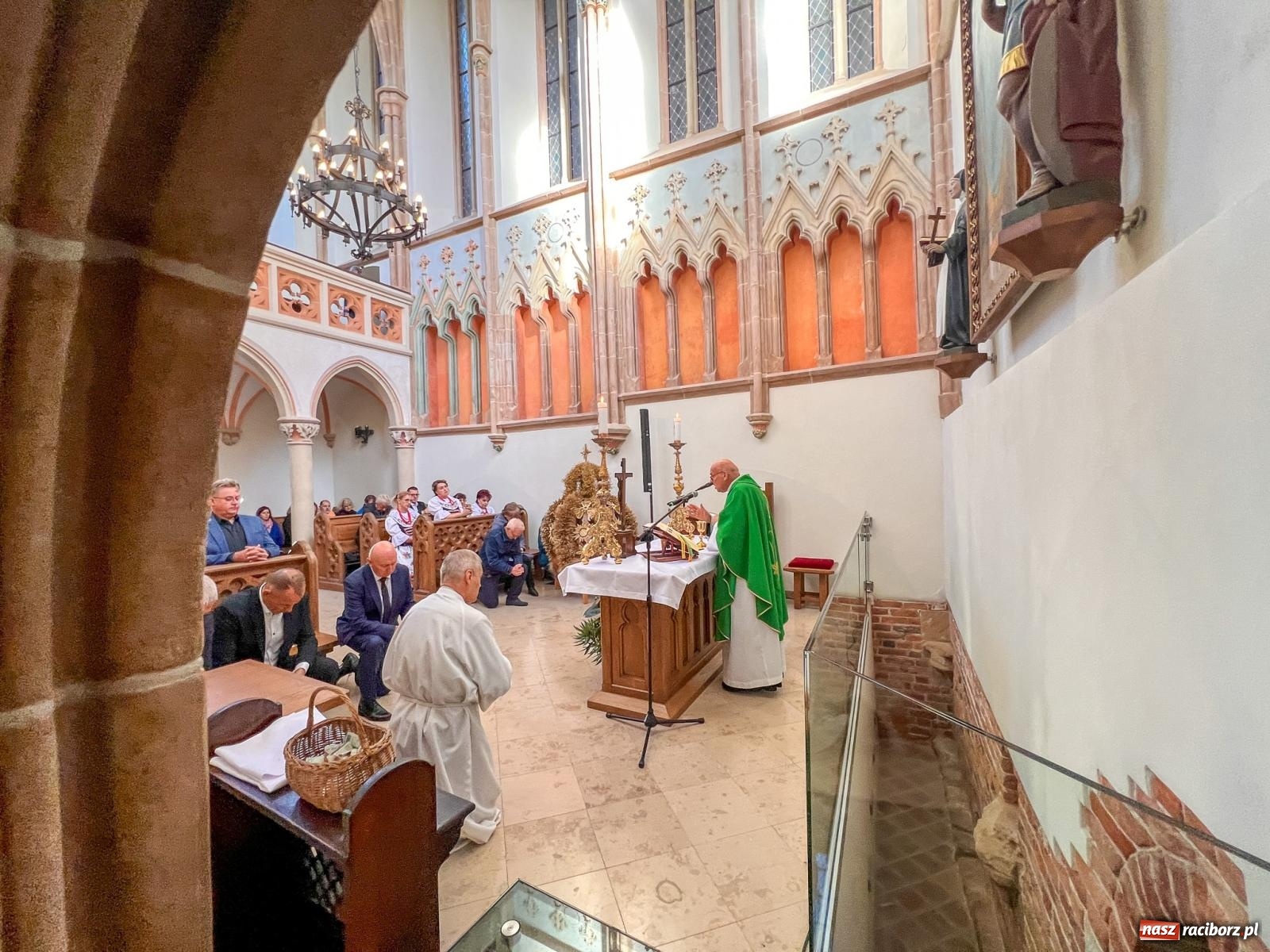 Zdjęcie w galerii na portalu naszraciborz.pl: Msza dożynkowa na raciborskim zamku z najładniejszą koroną żniwną w powiecie wiadomości z regionu