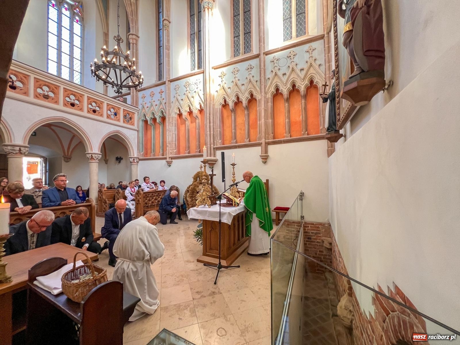 Zdjęcie w galerii na portalu naszraciborz.pl: Msza dożynkowa na raciborskim zamku z najładniejszą koroną żniwną w powiecie wiadomości z regionu