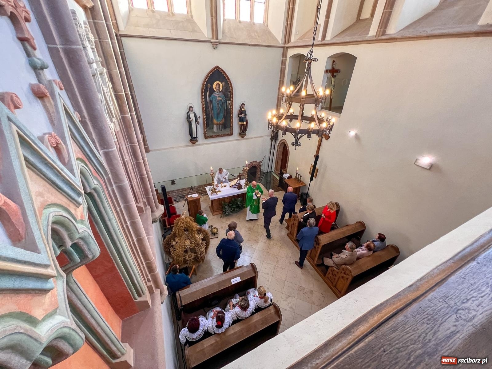 Zdjęcie w galerii na portalu naszraciborz.pl: Msza dożynkowa na raciborskim zamku z najładniejszą koroną żniwną w powiecie wiadomości z regionu