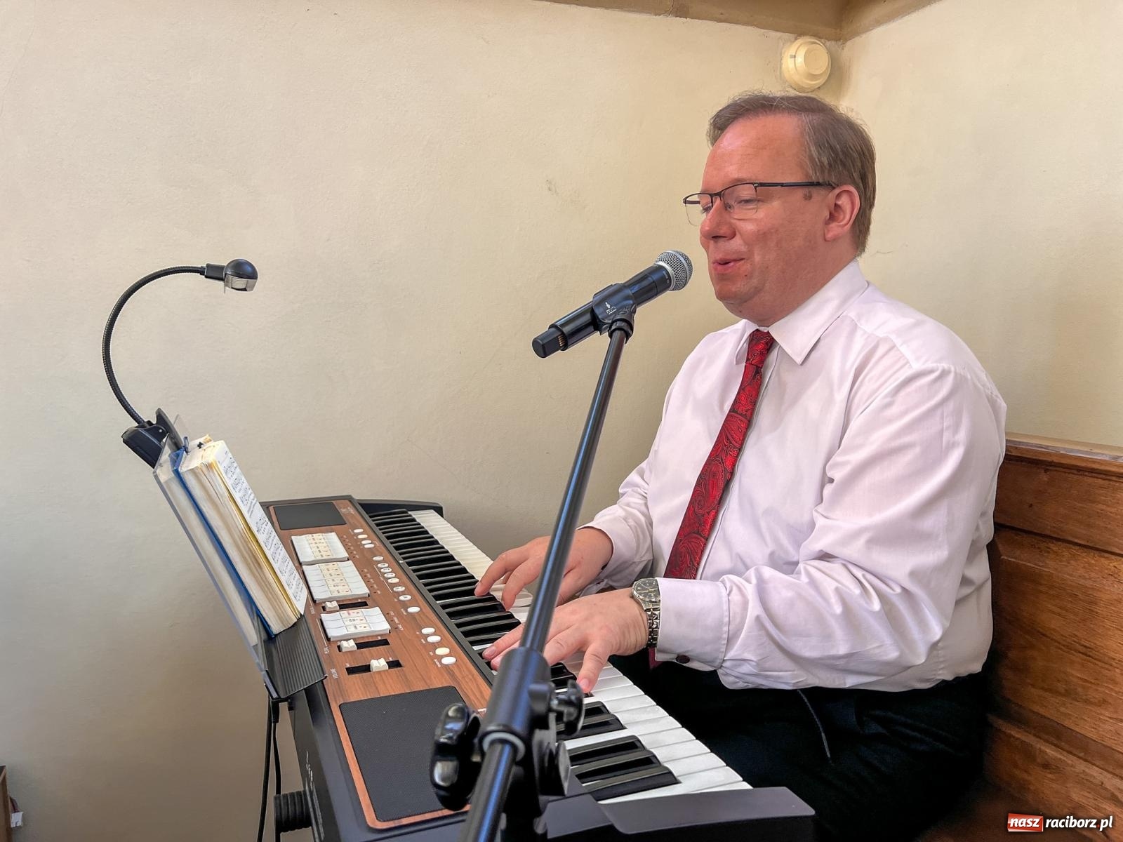 Zdjęcie w galerii na portalu naszraciborz.pl: Msza dożynkowa na raciborskim zamku z najładniejszą koroną żniwną w powiecie wiadomości z regionu