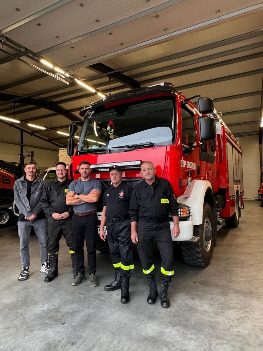 Zdjęcie w galerii na portalu naszraciborz.pl: Lokalne firmy z wielkim sercem - darmowa odnowa lakieru wozu strażackiego OSP Budziska wiadomości z regionu