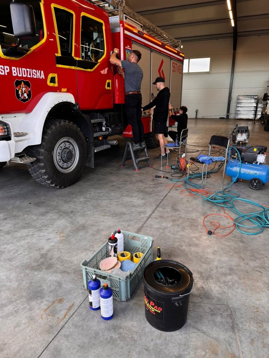 Zdjęcie w galerii na portalu naszraciborz.pl: Lokalne firmy z wielkim sercem - darmowa odnowa lakieru wozu strażackiego OSP Budziska wiadomości z regionu