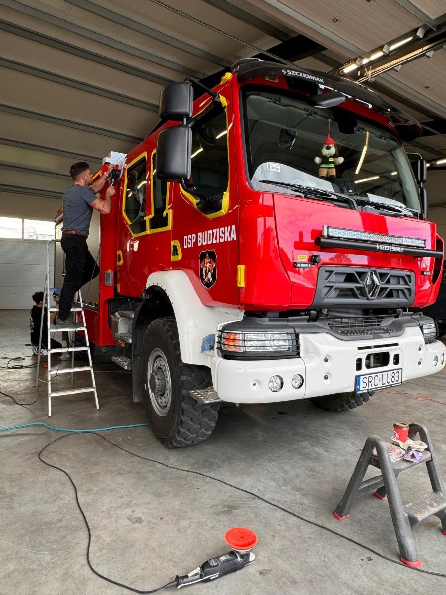 Zdjęcie w galerii na portalu naszraciborz.pl: Lokalne firmy z wielkim sercem - darmowa odnowa lakieru wozu strażackiego OSP Budziska wiadomości z regionu