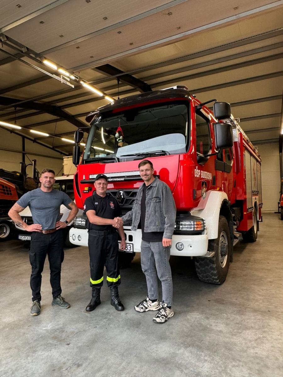 Zdjęcie w galerii na portalu naszraciborz.pl: Lokalne firmy z wielkim sercem - darmowa odnowa lakieru wozu strażackiego OSP Budziska wiadomości z regionu