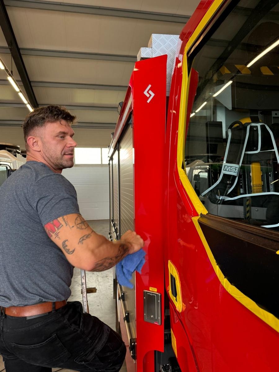 Zdjęcie w galerii na portalu naszraciborz.pl: Lokalne firmy z wielkim sercem - darmowa odnowa lakieru wozu strażackiego OSP Budziska wiadomości z regionu